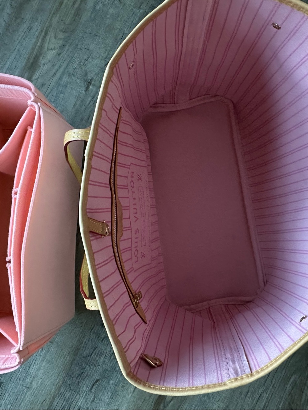 Louis Vuitton Damier Azur Tote with Pink Interior - Picture 7 of 9
